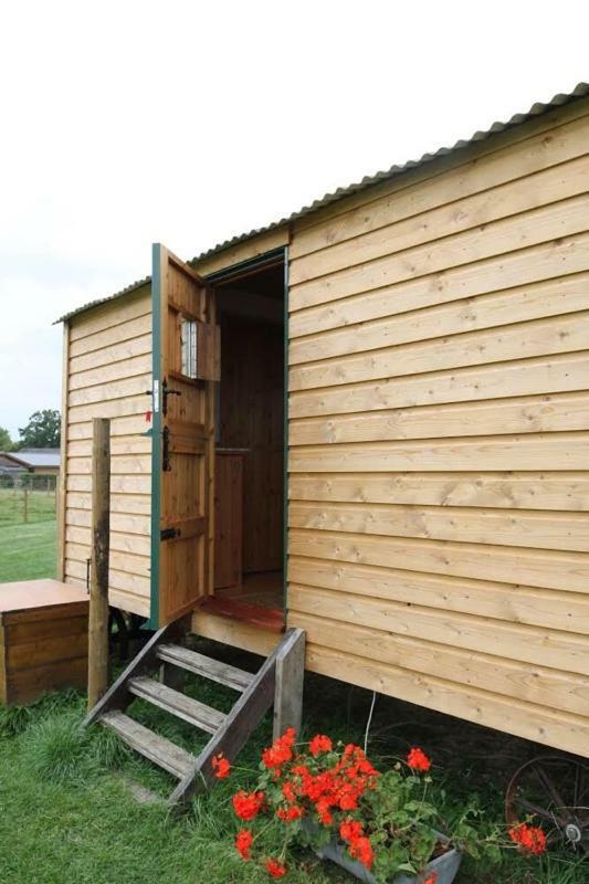Hotel Shepherdshuts-Southeast à Ashford  Extérieur photo